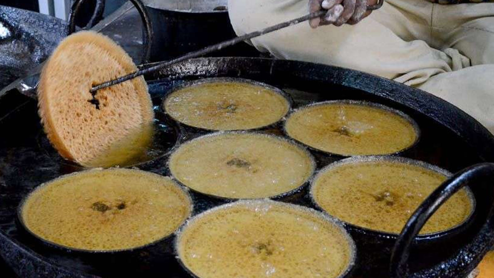 మధ్యలో చేసిన రంధ్రంలో మరొక గ్లాసును చొప్పించండి. నురుగు మళ్లీ గడ్డకట్టినప్పుడు, రంధ్రంలో చొప్పించిన ఇనుప సింక్తో ఘెవర్ను విప్పు. స్కేవర్ను జాగ్రత్తగా ఎత్తండి, నీటిని హరించడానికి వైర్ మెష్పై ఉంచండి.