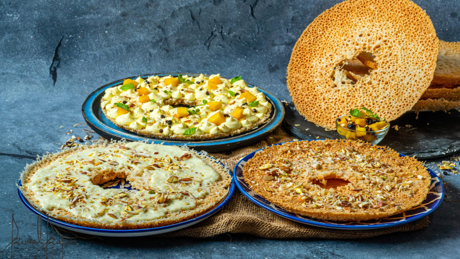 వేడి చక్కెర సిరప్ను ఘేవర్కు సరిపోయేంత పెద్ద వెడల్పు, ఫ్లాట్ బాటమ్ కంటైనర్లో ఉంచండి. తర్వాత అందులో ఘెవర్ను ముంచి