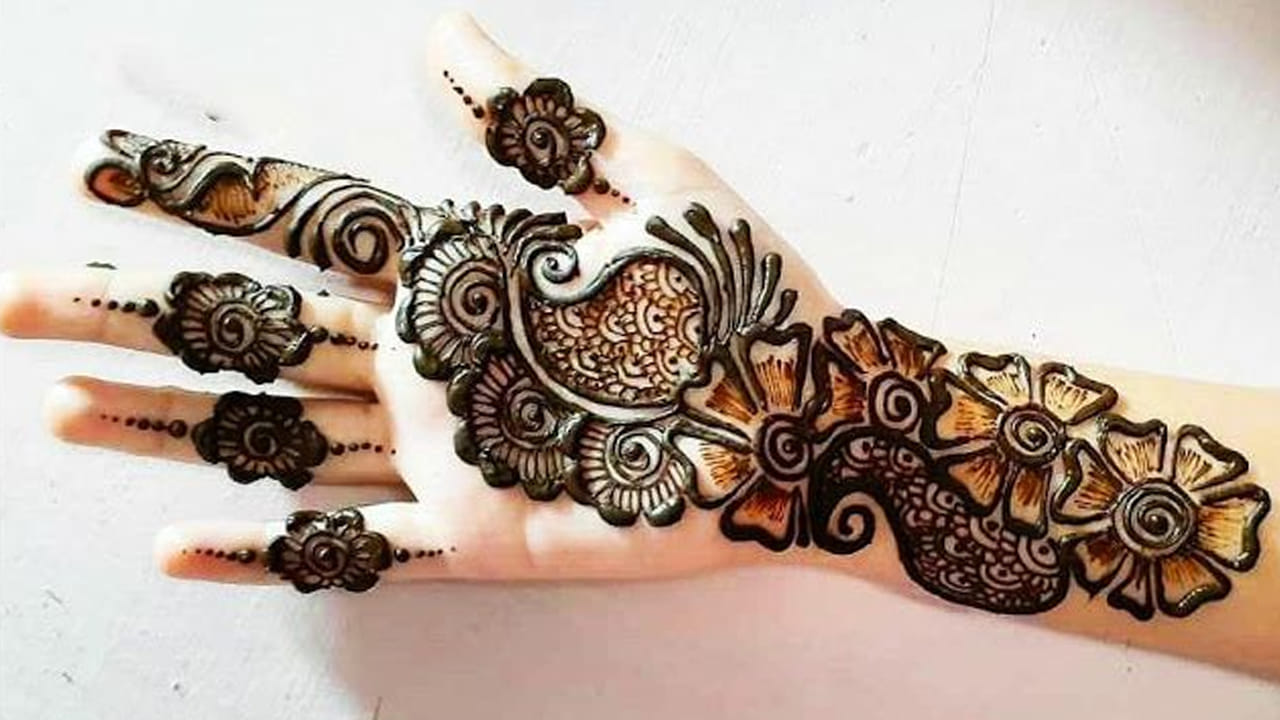 సాధారణ మెహందీ డిజైన్ - మీరు సాధారణ మెహందీ డిజైన్‌ను పెట్టుకోవాలనుకుంటే.. చేతులకు పువ్వులు, ఆకులున్నవి బెస్ట్ ఎంపిక. ఈ రకమైన డిజైన్‌ తో చేతులు సింపుల్ గా అందంగా కనిపిస్తాయి. ఈ మెహందీ డిజైన్‌ సొగసైనదిగా ఉండటంతో పాటు, పెట్టుకోవడం కూడా సులభం అవుతుంది.
