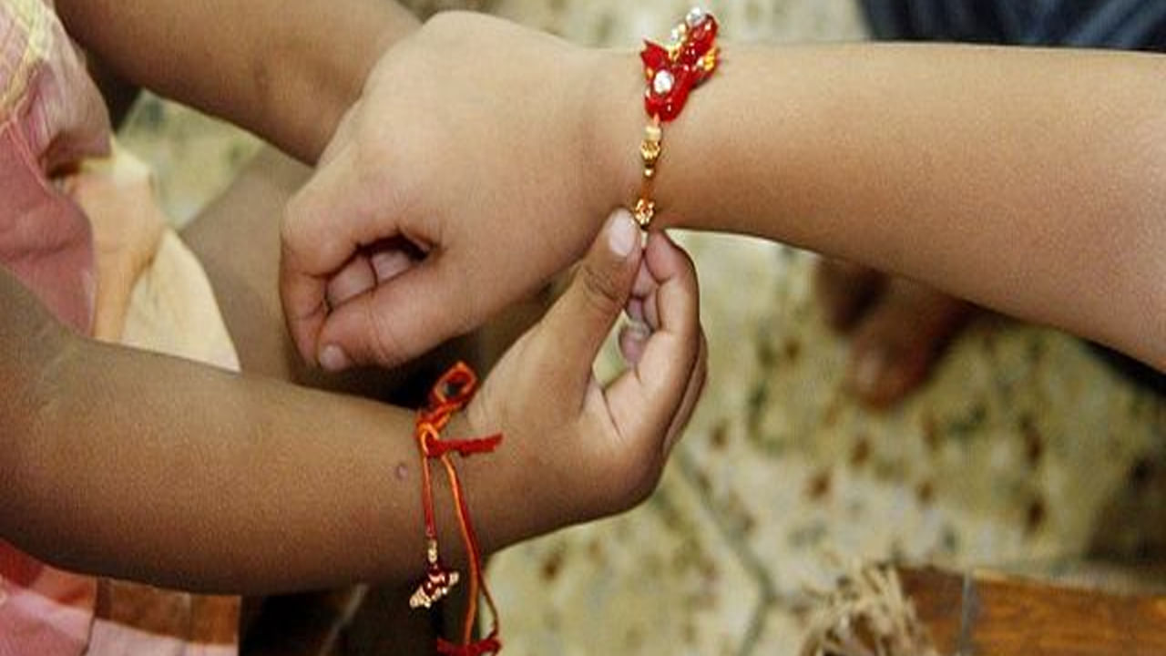 Rakhi Festival: ఫ్యాషన్ పేరుతో రాఖీని కొంటున్నారా.. రాఖీని కొనేటప్పుడు ఈ నియమాలు గుర్తించుకోండి.. సోదరుడికి శుభ ఫలితాలనిస్తాయి..