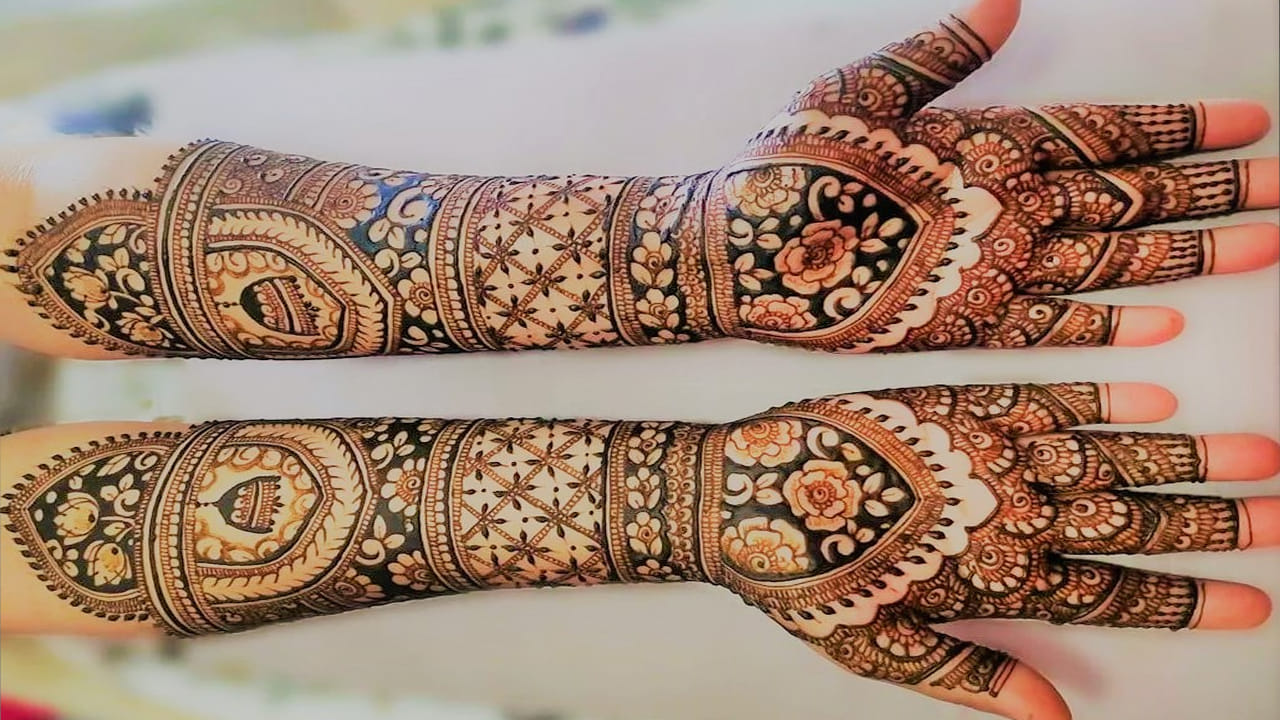 చేతుల నిండుగా మెహందీ డిజైన్స్ - చాలా మంది అమ్మాయిలు తమ చేతులను పూర్తిగా మెహందీ డిజైన్స్ తో నిండుగా కనిపించేలా అలంకరించుకోవడానికి ఇష్టపడతారు. అటువంటి పరిస్థితిలో ఈ డిజైన్ ఖచ్చితంగా బెస్ట్ ఎంపిక. అయితే ఈ రకమైన డిజైన్ ను చేతులకు పెట్టుకోవాలనుకుంటే ఎక్కువ సమయం పట్టవచ్చు.. అయితే డిజైన్ చేతులకు మరింత అందాన్ని తెలుస్తుంది..   
