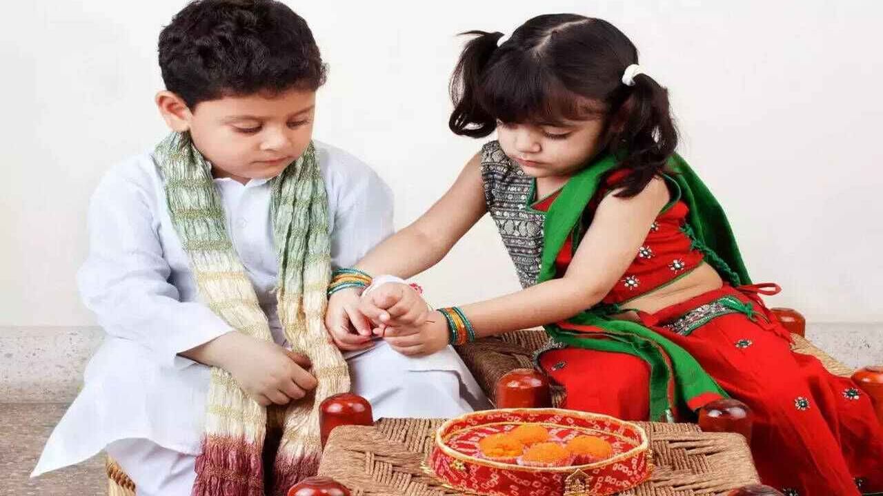 Rakhi Festival 2023: సోదరుడికి రాఖీ కట్టేటప్పుడు ఏ దిశలో కూర్చోవాలి? ఏ మంత్రాన్ని జపించాలి.. తెలుసా