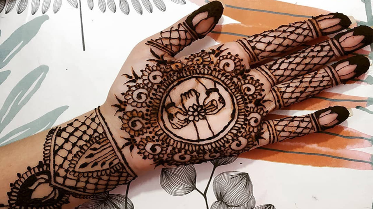 చాలా మంది మహిళలు రాఖీ పండగ సందర్భంగా గోరింటాకు పెట్టుకోవడానికి ఇష్టపడతారు. అటువంటి పరిస్థితిలో మీరు మెహందీ కి సంబంధించిన అందమైన డిజైన్ల కోసం చూస్తున్నట్లయితే.. మీరు ఇక్కడ నుండి ఆలోచనలను కూడా తీసుకోవచ్చు. ఈ మెహందీ డిజైన్‌లు మీ చేతుల అందాన్ని పెంచుతాయి.
