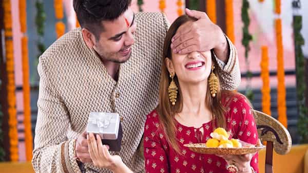 Rakhi Gift Ideas: మీ చెల్లి మీకు రాఖీ కడితే.. మీరు ఈ ట్రెండీ గ్యాడ్జెట్ను తన చేతికి పెట్టండి.. షాక్ అయిపోవడం ఖాయం..