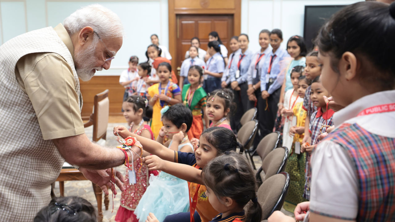 PM Modi Raksha Bandhan: అన్నా చెల్లెళ్ల ప్రేమకు, అక్కా తమ్ముళ్ల ఆప్యాయత, అనుబంధానికి ప్రతీక అయిన రక్షాబంధన్ పండుగ వేడుకలు దేశవ్యాప్తంగా ఘనంగా జరుగుతున్నాయి. ఈ ఏడాది రెండు రోజుల పాటు వేడుకలు జరగనున్నాయి. ఈ సందర్భంగా ప్రధాని మోదీ సోషల్ మీడియా ద్వారా రక్షాబంధన్ ప్రత్యేక సందర్భంగా దేశప్రజలకు శుభాకాంక్షలు తెలిపారు.