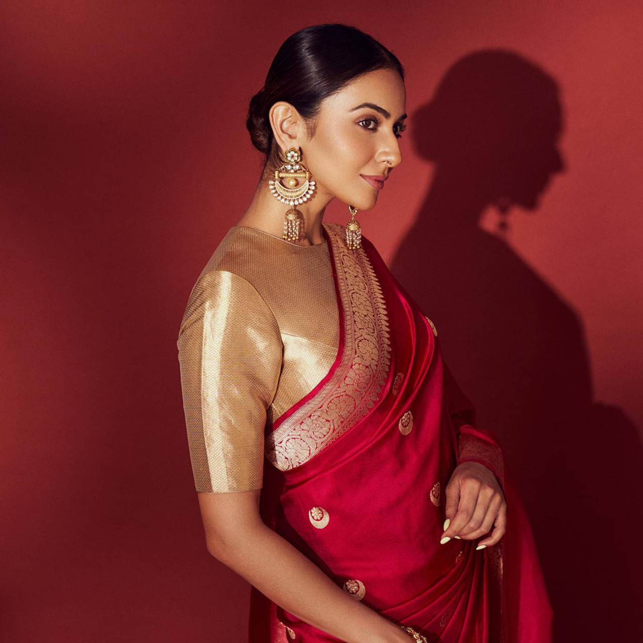 హీరోయిన్‌ రకుల్‌ ప్రీత్‌ సింగ్‌ ప్రత్యకంగా చెప్పాల్సిన పని లేదు. బాలీవుడ్‌లో ఇండస్ట్రీ లో మొన్నటి వరకు దుమ్ములేపింది. సక్సెస్‌తో సంబంధం లేకుండా సినిమాలు చేస్తూ అందరిని ఎంటర్‌టైన్ చేసింది. 