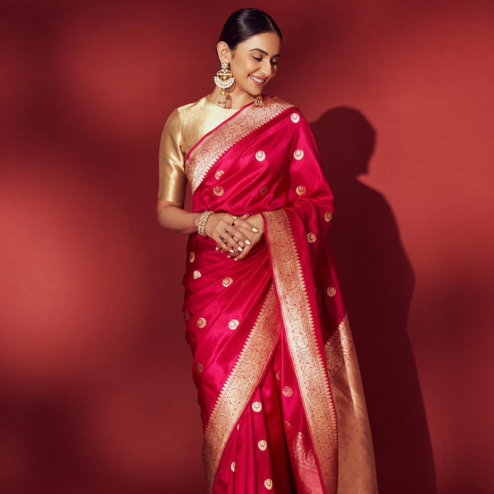 రకుల్‌ ప్రీత్‌ సింగ్‌ మొదట తెలుగు సినిమాల ద్వారా మంచి గుర్తింపు తెచ్చుకుని స్టార్‌ ఇమేజ్‌ని సొంతం చేసుకుంది. టాలీవుడ్‌లో దాదాపు అందరి స్టార్ హీరోల తో నటించింది ఈ ముద్దుగుమ్మ. టాలీవుడ్ లో  కెరీర్‌ డౌన్‌ అవుతున్న సమయంలోనే బాలీవుడ్‌ లోకి అడుగు పెట్టి అక్కడ ఆఫర్లు దక్కించుకుని అక్కడ బిజీ అయ్యింది. 