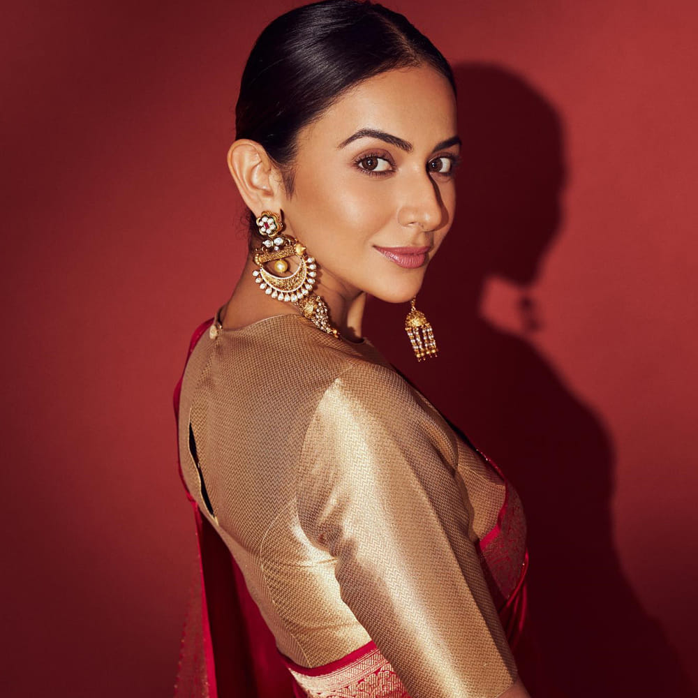 బాలీవుడ్ లోకి అడుగుపెట్టాక అందాల ఆరబోతలో మరింత డోస్‌ పెంచింది. గతేడాది ఆమె సినిమాలన్నీ బ్యాక్‌ టూ బ్యాక్‌ విడుదల అవ్వగా వరుసగా ప్రమోషన్స్ లో పాల్గొని హాట్‌ ట్రీట్‌ ఇచ్చింది. అయితే ప్రస్తుతం బాలీవుడ్ లో కూడా ఈమెకు అవకాశాలు తగ్గాయి అని తెలుస్తుంది. 