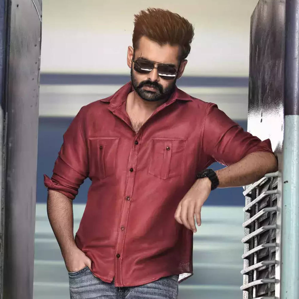 Ram Pothineni: రామ్‌, శ్రీలీల జంటగా నటించిన సినిమా స్కంద. బోయపాటి శ్రీను దర్శకత్వం వహిస్తున్నారు. ఈ సినిమా నుంచి నీ చుట్టూ చుట్టూ అనే  ఫస్ట్ సింగిల్‌ విడుదలైంది. రామ్‌ ఇందులో డబుల్‌ ఎనర్జిటిక్‌గా కనిపిస్తున్నారు. ఆయన ఎనర్జీని మ్యాచ్‌ చేస్తున్నారు శ్రీలీల. ప్యాన్‌ ఇండియా రేంజ్‌లో విడుదల కానుంది స్కంద. 