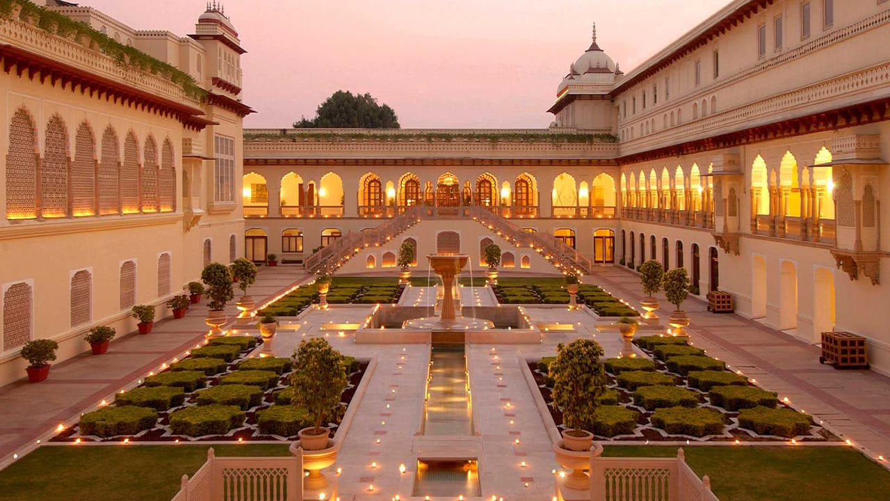 Rambagh Palace, Jaipur- రాజస్థాన్ రాజధాని జైపూర్‌లోని రాంబాగ్ ప్యాలెస్ గొప్ప, విలాసవంతమైన ప్యాలెస్ .. దీన్ని చూస్తే ఎవరైనా షాక్ అవుతారు. ఈ ప్రదేశం గతంలో జైపూర్ మహారాజా ప్యాలెస్, ఇప్పుడు దీనిని హెరిటేజ్ హోటల్‌గా మార్చారు.  దాని ఉద్యానవనాలు, చారిత్రాత్మకమైన రాజభోగాలు బయటి నుండి వచ్చే సందర్శకులకు దీనిని మొదటి ఎంపికగా చేస్తాయి.  ఇది ప్రపంచంలోనే అత్యుత్తమ హోటల్‌గా కూడా గుర్తింపు పొందింది.