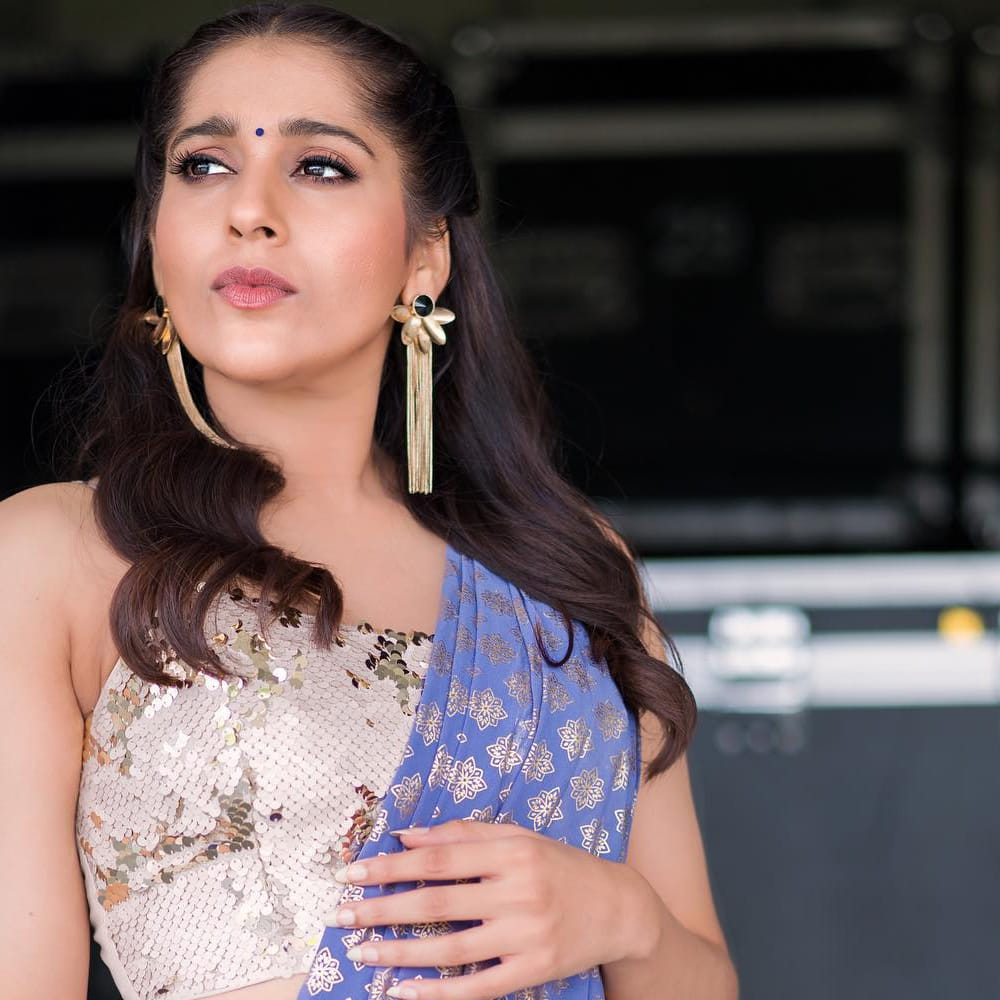 రష్మి గౌతమ్ గురించి ప్రత్యేకంగా పరిచయం చేయాల్సిన పనిలేదు. తన అంద చందాలతో తెలుగు టీవీ రంగంలో మంచి పాపులర్ అయ్యారు. 