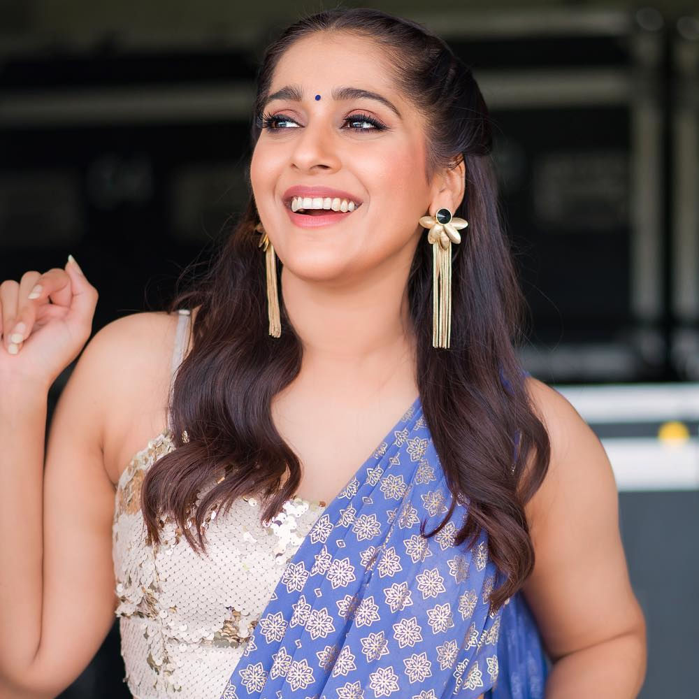 Rashmi Gautam: నడుము అందాలతో కుర్రకారును ఆకట్టుకుంటున్న రష్మీ గౌతమ్ ...