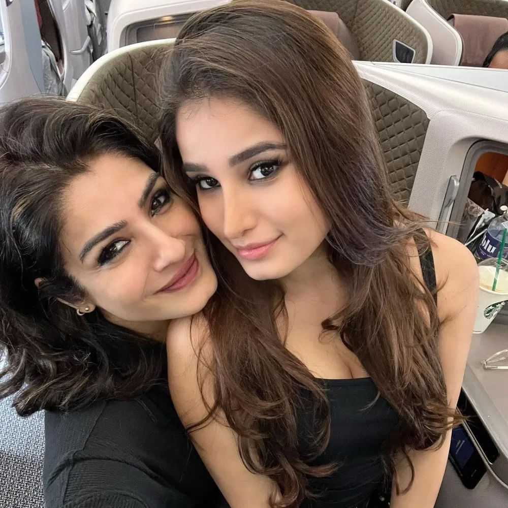 90వ దశకంలో బాలీవుడ్‌లో స్టార్‌ హీరోయిన్‌గా  ఓ వెలుగు వెలుగొందింది రవీనా టాండన్‌.  స్టార్‌ హీరోల సినిమాల్లో కథానాయికగా నటించి మెప్పించింది. తనదైన అందం, అభినయంతో తనకంటూ ఓ ప్రత్యేక గుర్తింపు తెచ్చుకుంది.