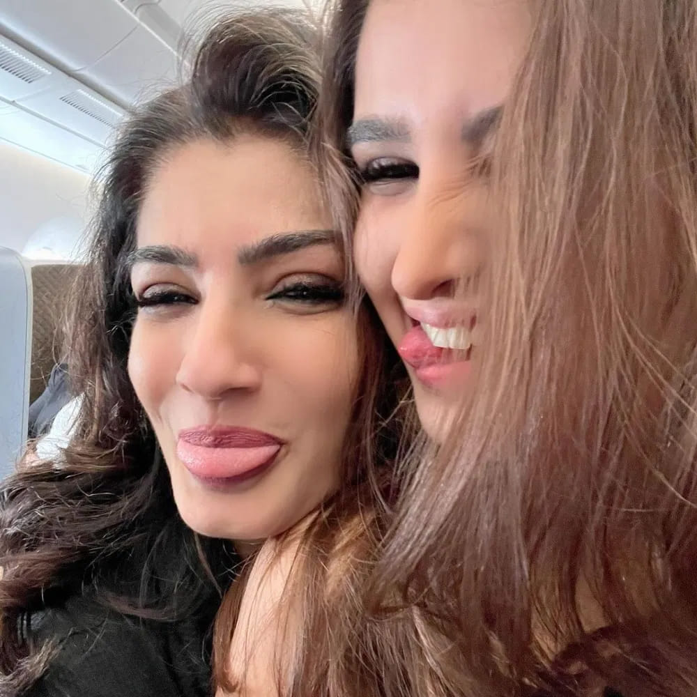  తాజాగా తన కూతురు రాషా టాండన్‌తో కలిసున్న ఫొటోలను సోషల్‌ మీడియాలో షేర్‌ చేసింది రవీనా. వీటిని చూసిన నెటిజన్లు రషా అచ్చం అమ్మలాగే ఉందంటూ కామెంట్లు చేస్తున్నారు.