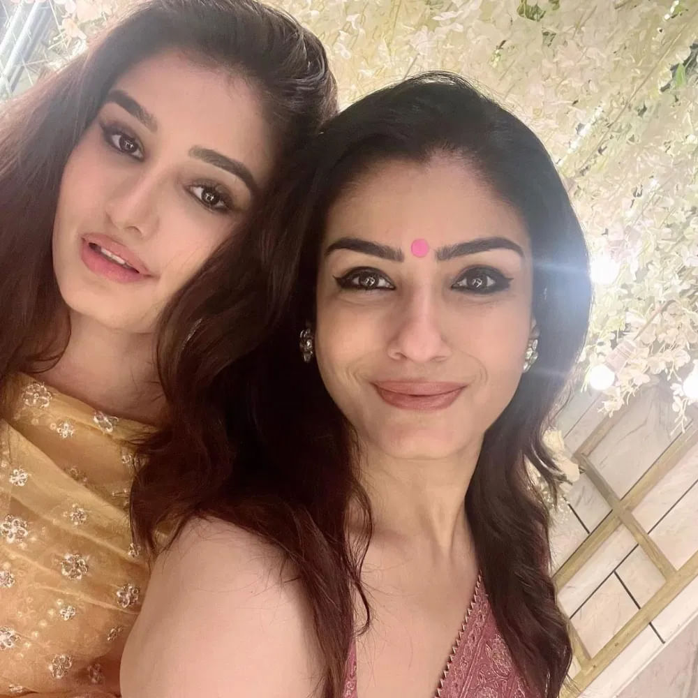  కాగా బాలీవుడ్‌ పరిశ్రమకు చెందిన అనిల్ తడానీని ప్రేమించి వివాహం చేసుకుంది రవీనా. 2004 ఫిబ్రవరి 22న వీరిద్దరి వివాహం జరిగింది వీరి ప్రేమ బంధానికి గుర్తుగా కూతురు రాషా.. కుమారుడు రణబీర్వర్దన్ ఉన్నారు.