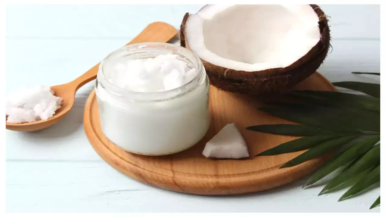 Raw Coconut: పచ్చి కొబ్బరి ఆరోగ్యానికి ఎంతో ప్రయోజనకరం. ఇందులో కొలెస్ట్రాల్‌ని తగ్గించే గుణాలు ఉన్నందున గుండె ఆరోగ్యానికి మేలు చేస్తుంది. 