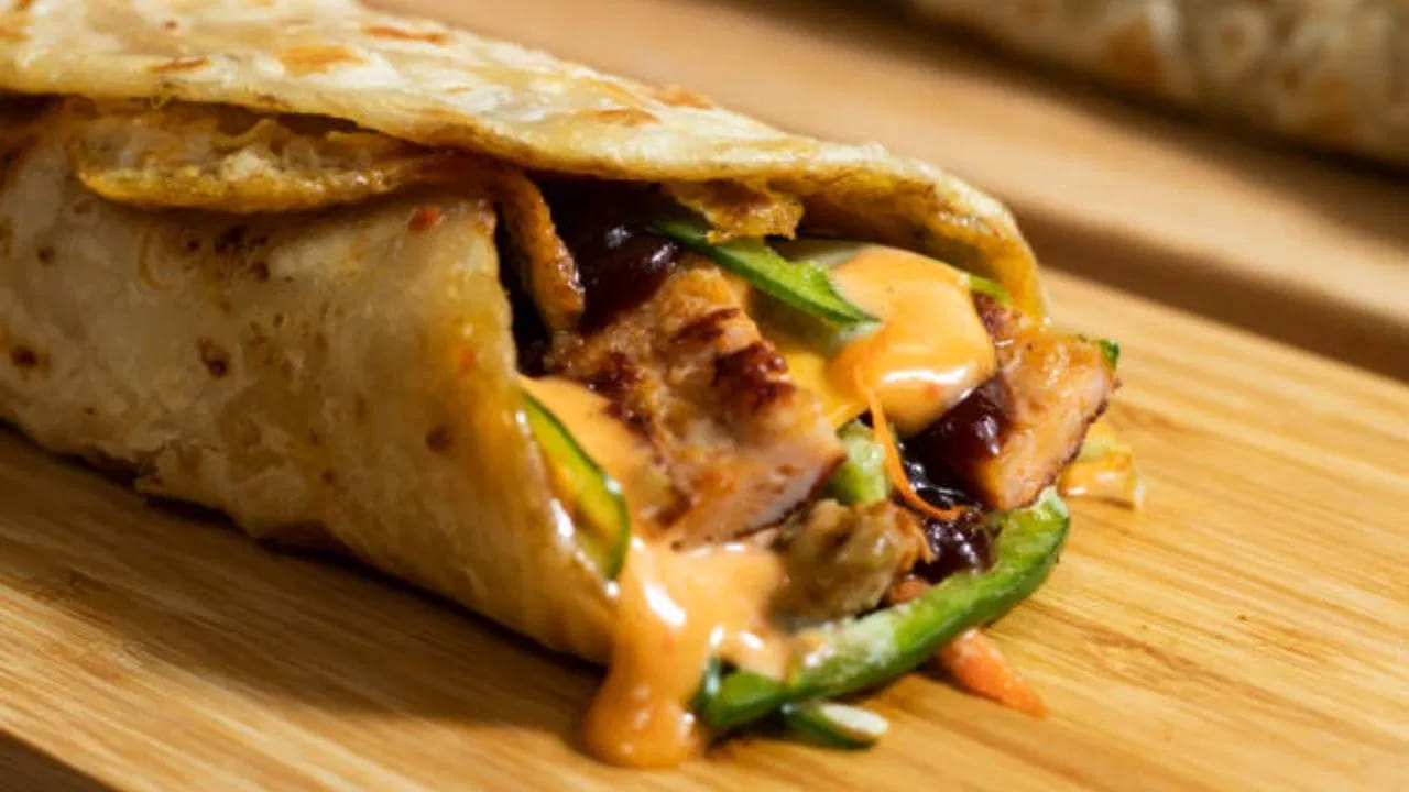 చికెన్ పరాటా వంటి రోల్స్ కూడా చేసుకోవచ్చు. పరాటాలు తయారు చేయండి. చికెన్ ముక్కలతో పాటు దోసకాయ, ఉల్లిపాయలను జోడించండి. నిమ్మరసం, టొమాటో సాస్ వేయండి. పాత చికెన్ కర్రీతో చికెన్ రోల్స్. 