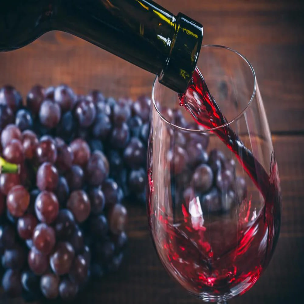 బ్లడ్ షుగర్ నియంత్రణ: ద్రాక్ష తొక్కలో ఉండే సహజ యాంటీఆక్సిడెంట్, రెస్వెరాట్రాల్ రక్తంలో చక్కెర స్థాయిలను నియంత్రించడంలో సహాయపడతాయి. అధ్యయనం ప్రకారం రెడ్ వైన్ ను దాదాపు మూడు నెలల పాటు ప్రతిరోజూ దాదాపు 250 MLతగిన వారిలో రక్తంలో చక్కెర స్థాయిలు గణనీయంగా తగ్గినట్లుగా వెల్లడైంది.