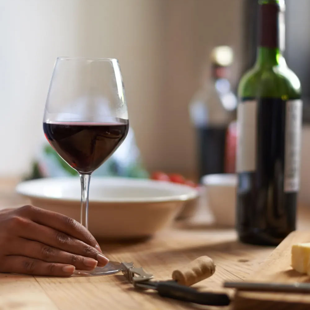 డిప్రెషన్ తగ్గిస్తుంది: మితమైన రెడ్ వైన్‌ వాడకం డిప్రెషన్ ను తగ్గిస్తుంది. దీన్ని తాగే వారిలో డిప్రెషన్ చాలా వరకు తగ్గుతుంది. దీని వల్ల ఈ ప్రయోజనం ఉన్నప్పటికీ, వైన్ తాగడం డిప్రెషన్ తగ్గించుకోవడానికి సరైన ఆప్షన్ మాత్రం కాదు.