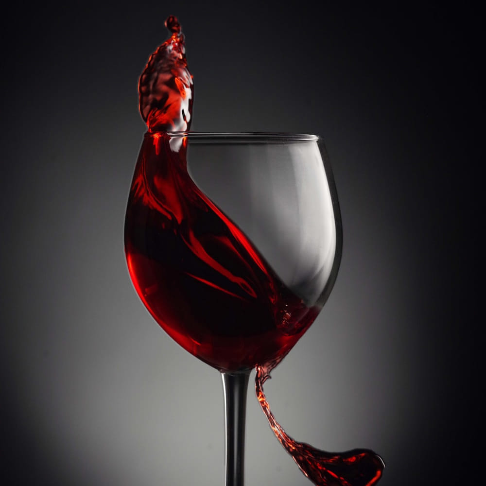 కొలెస్ట్రాల్ ను తగ్గిస్తుంది: రెడ్ వైన్ మితంగా వినియోగించినప్పుడు హానికరమైన కొలెస్ట్రాల్‌ను తగ్గిస్తుందని పలు అధ్యయనాల్లో వెల్లడైంది. హానికరమైన కొలెస్ట్రాల్ స్థాయిలను తగ్గించడానికి ఇది సహాయపడుతుంది. అయితే ఎక్కువుగా తీసుకుంటే ప్రయోజనం కంటే హని ఎక్కువుగా ఉంటుంది.