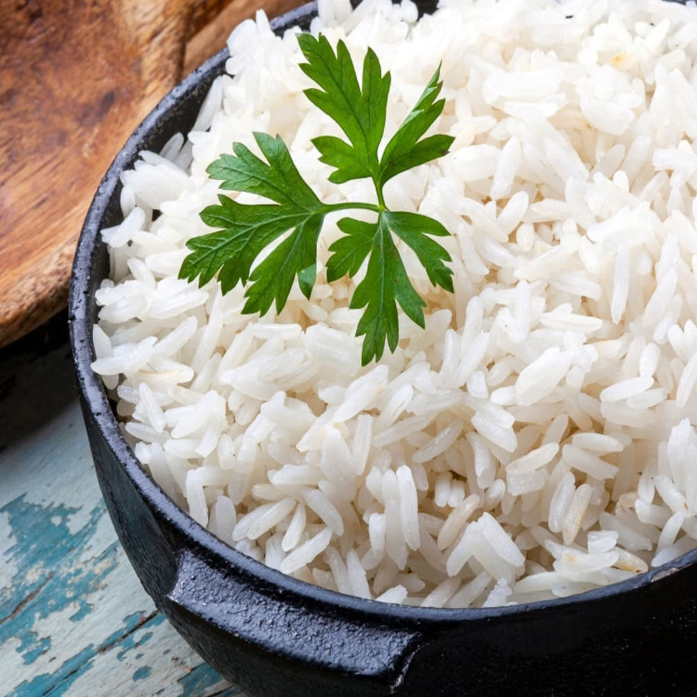 అన్నం: భోజననికి చాలామంది అన్నం తింటారు. ఇది లేకుంటే  అసంపూర్తిగా ఉంటుందనేది తెలిసిన విషయమే. అందుకే అందరు అన్నం ఇష్టంగా తింటుంటారు. అయితే ప్రోసెస్ చేసే సమయంలో ఇందులో పోషకాలు పోతాయి. ఆ కారణంగానే వైట్ రైస్ తినడం వల్ల టైప్ 2 డయాబెటిస్ వచ్చే ప్రమాదం ఉంది. ఈ సమస్య నుంచి బయటపడేందుకు నిత్యం అన్నమే కాకుండా మధ్యమధ్యలో చపాతీ, పూరీ వంటి ఇతర ఆహారాలు తినాలని నిపుణులు సూచిస్తున్నారు.