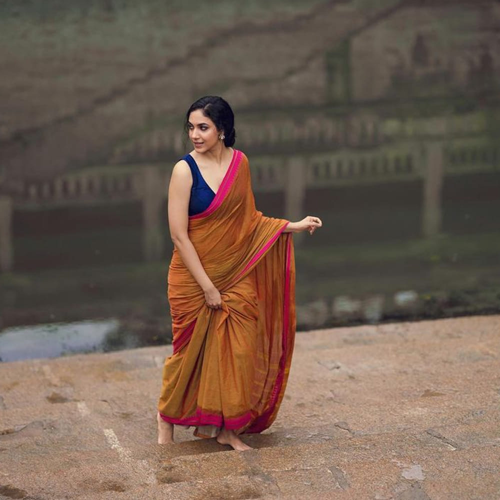 ఇక ఈ చిన్నది సోషల్ మీడియాలో చాలా యాక్టివ్ గా ఉంటుంది. అందం, అభినయం ఉన్న ఈ భామకు భారీ ఆఫర్స్ అయితే రావాడం లేదు.