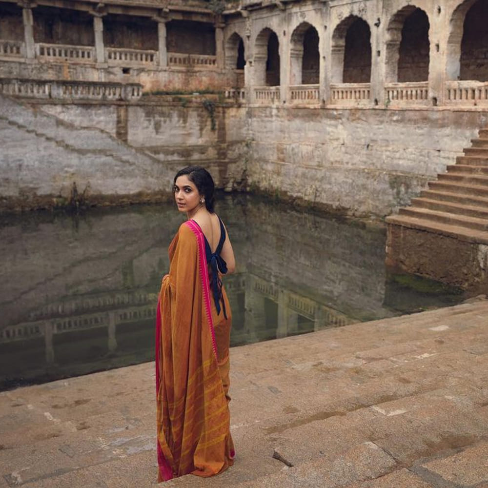 తెలుగుతో పాటు తమిళ్ లోనూ సినిమాలు చేస్తూ ఆకట్టుకుంటుంది ఈ భామ. కన్నుమ్ కన్నుమ్ కొల్లయ్యడితాల్ అనే సినిమాలో నటించింది.