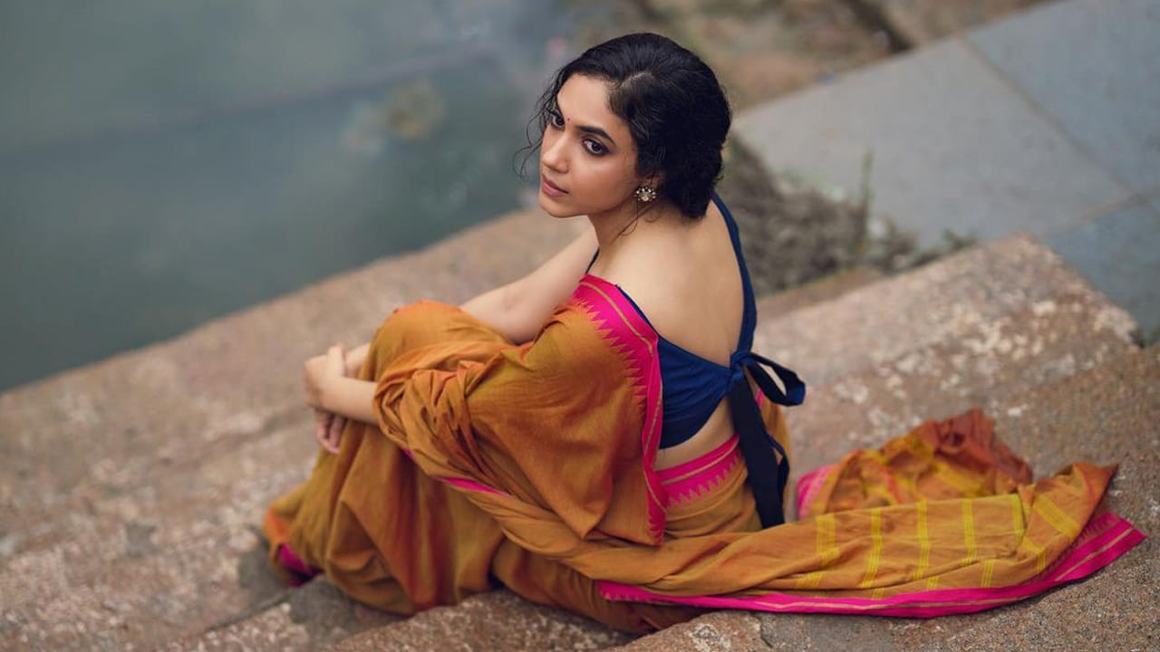 గ్లామర్‌తో పాటు యాక్టింగ్‌తోనూ అభిమానులను ఆకట్టుకుని.. ఎంతో పాపులారిటీని సంపాదించింది. 