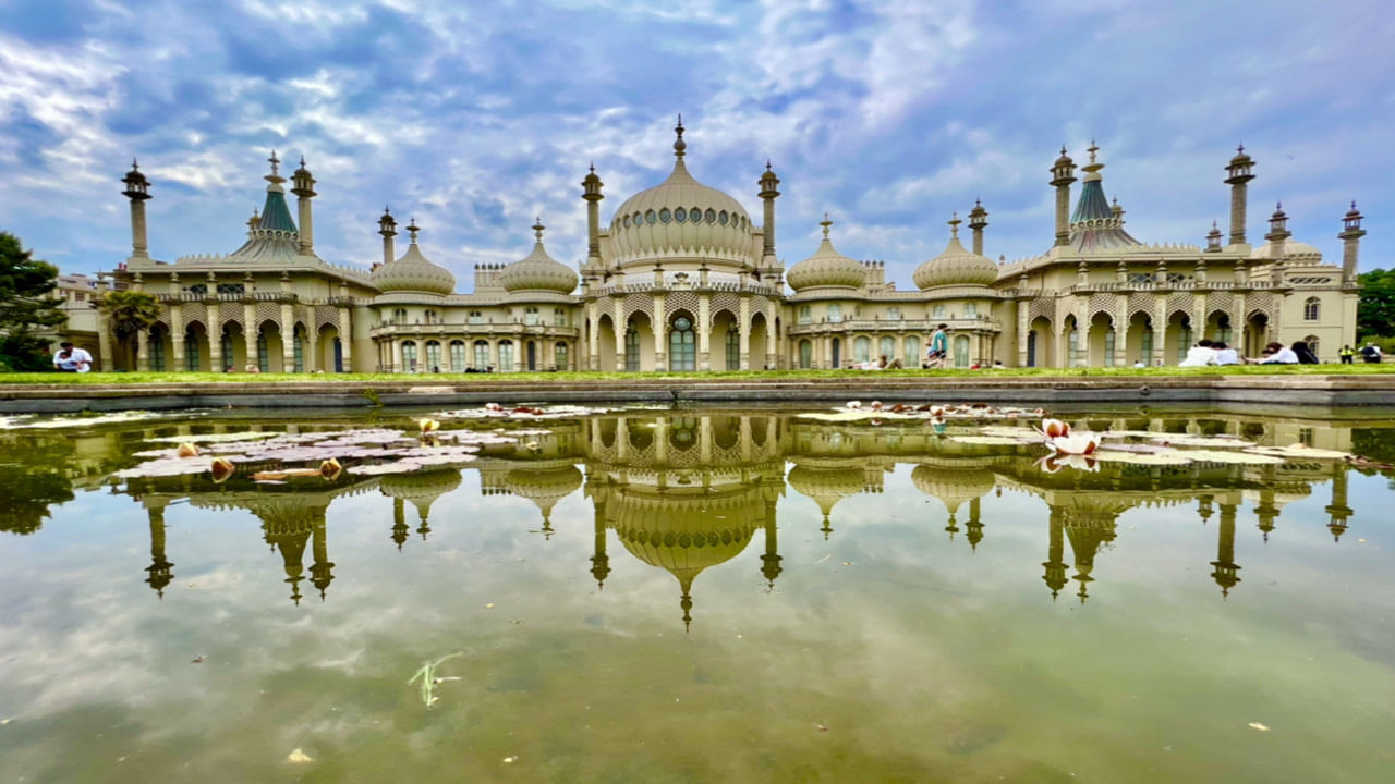 Royal Pavilion, Brighton, UK: అవును, మీరు చదివింది నిజమే. యునైటెడ్ కింగ్‌డమ్‌లో తాజ్ మహల్ ప్రతిరూపం న్యూ వెర్షన్ కూడా ఉంది. రాయల్ పెవిలియన్ భవనం బ్రిటిష్ స్మారక చిహ్నం. ఇది ఆగ్రాలోని మన తాజ్ మహల్‌కు దగ్గరి పోలికను కలిగి ఉంటుంది. దీన్నిబ్రైటన్ పెవిలియన్ అని కూడా పిలుస్తారు. ఇది జార్జ్, ప్రిన్స్ ఆఫ్ వేల్స్ కోసం సముద్రతీర రిట్రీట్‌గా నిర్మించబడింది. నివేదికల ప్రకారం, దీని నిర్మాణం భారతదేశంలో ప్రబలంగా ఉన్న 19వ శతాబ్దపు ఇండో-సార్సెనిక్ శైలి నుండి ప్రేరణ పొందింది. ఇది తాజ్ మహల్ లాగే కనిపిస్తుంది. 