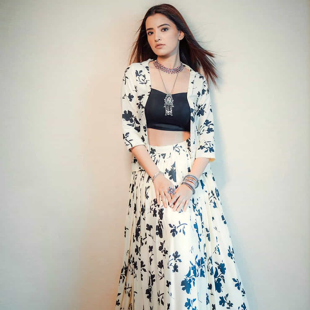 సోషల్ మీడియాలో యాక్టివ్గా ఉండే ఈ వయ్యారి.. కొత్త కొత్త ఫోటోషూట్స్ తో యూత్ ను ఎట్ట్రాక్ట్ చేస్తుంది.