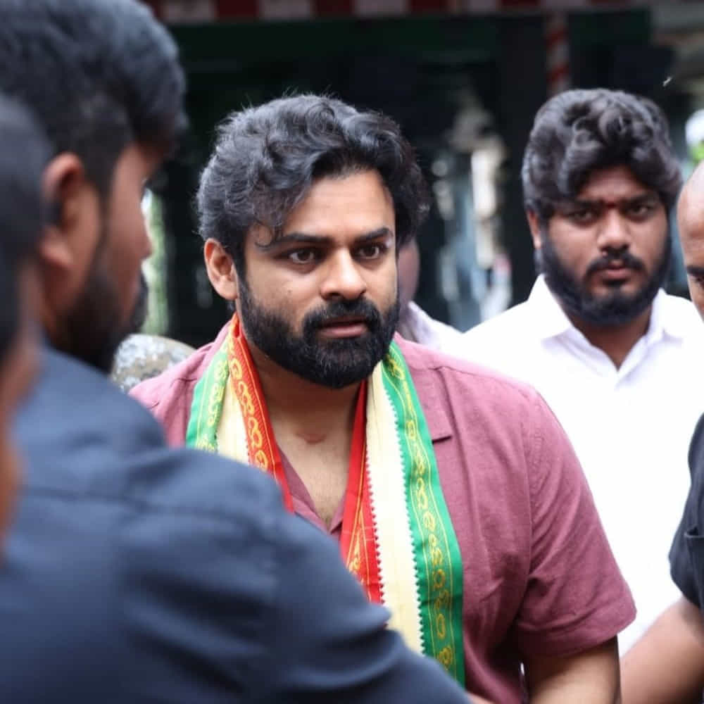 దీంతో ఈ రోజు విజయవాడ కనకదుర్గ అమ్మవారిని సుప్రీం హీరో సాయి తేజ్ సహా చిత్ర యూనిట్ దర్శించుకుంది.