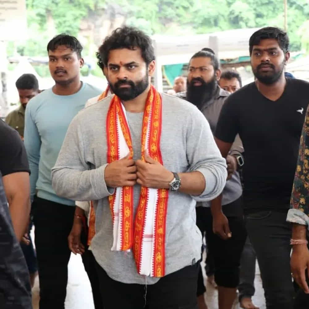 అమ్మవారిని దర్శించకుని, ప్రత్యేక పూజలు చేశారు. తర్వాత పండితులు ఆశీర్వచనాలు అందజేశారు. అమ్మవారి చిత్రపటం, లడ్లను అందించారు.