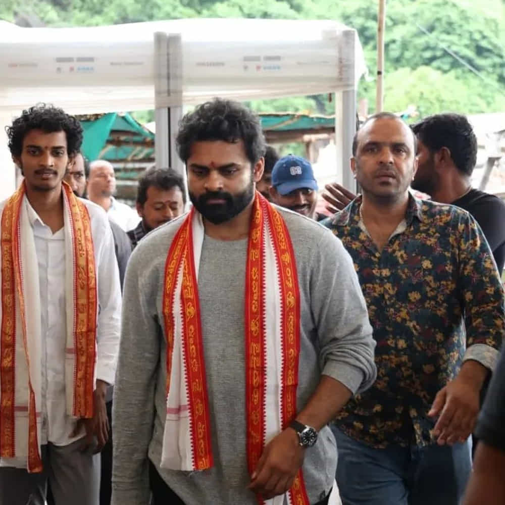 సాయి తేజ్ సహా చిత్ర బృందానికి ఆలయ అధికారులు స్వాగతం పలికారు. అమ్మవారిని దర్శించకుని, ప్రత్యేక పూజలు చేశారు. తర్వాత పండితులు ఆశీర్వచనాలు అందజేశారు.