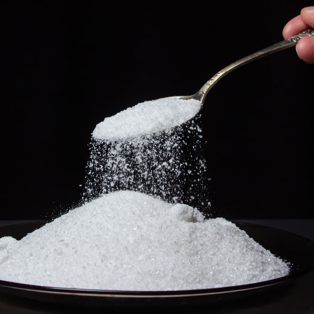 ఉప్పు: ఉప్పు లేనిదే ఆహారానికి రుచి రాదు. అందుకని అధికంగా ఉప్పు తీసుకుంటే ఆరోగ్యానికి హాని చేస్తుంది. ఉప్పు కారణంగా శరీరంలో సోడియం, క్లోరైడ్ సమస్య ఏర్పుడుతుంది. ఇది శరీరంలో నీటి పరిమాణంపై ప్రభావం పడుతుంది. దాంతో బ్లడ్ వెస్సెల్స్ దెబ్బతిని బ్లడ్ ప్రెషర్ పెరుగుతుంది. అధిక ఉప్పు కారణంగా ఎముకలు బలహీనమవుతాయి. ఇంకా కడుపు సంబంధిత సమస్యలు వస్తాయి.