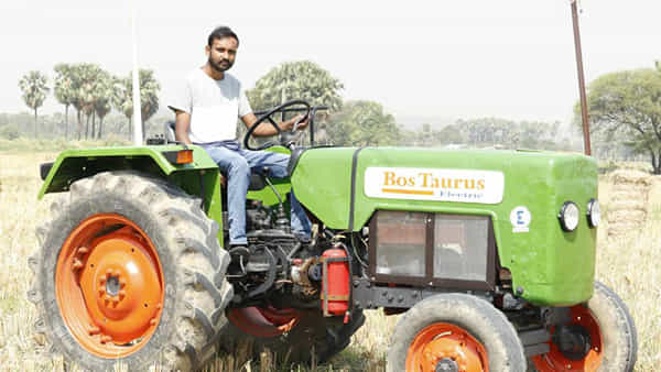 Telangana: ఎలక్ట్రిక్ ట్రాక్టర్ను తయారు చేసిన యువ ఇంజినీర్.. తక్కువ ఖర్చు.. ఎక్కువ సాగు..