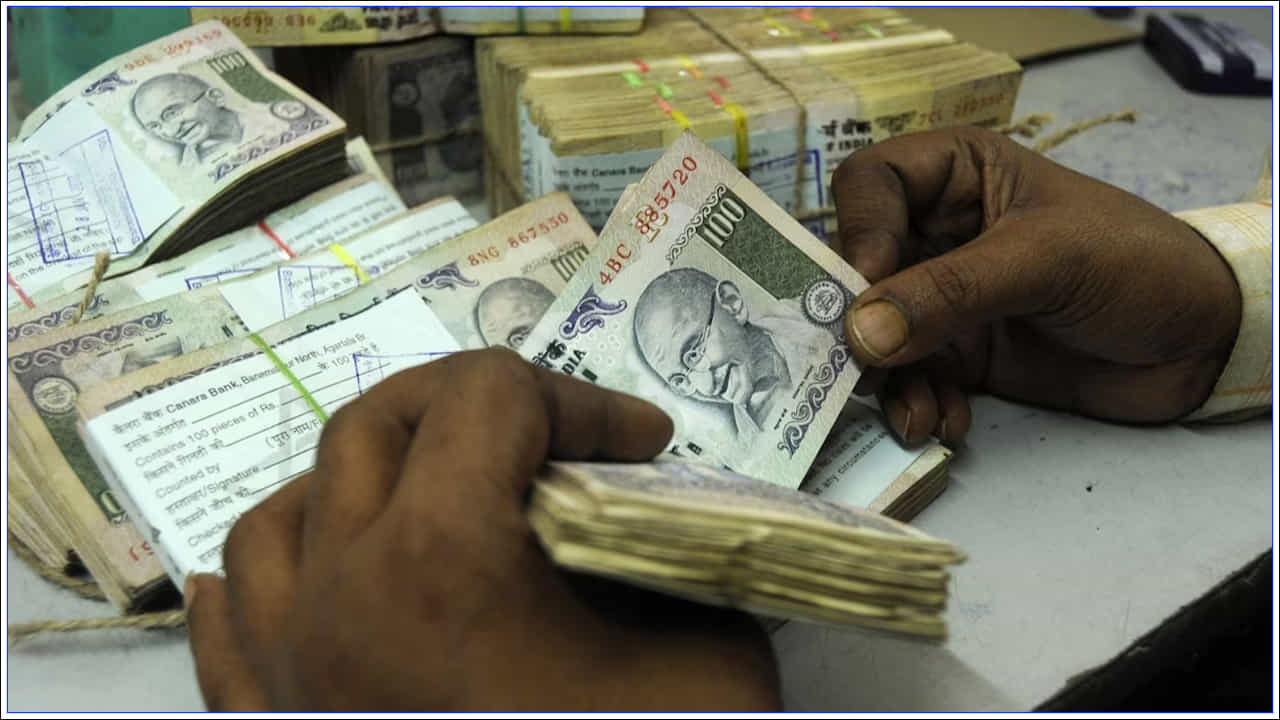 SBI అమృత్ కల్స్ ఫిక్స్డ్ డిపాజిట్ స్కీమ్: 400 రోజుల ఫిక్స్డ్ డిపాజిట్ పథకాన్ని ఎస్బీఐ ప్రవేశపెట్టింది. ఈ ఏడాది ఫిబ్రవరిలో ఈ ప్రాజెక్టును ప్రవేశపెట్టారు. ఈ పథకంలో పెట్టుబడి పెట్టడానికి ఏప్రిల్ 1 నుంచి జూన్ 30 వరకు గడువు నిర్ణయించబడింది. అనంతరం కాలాన్ని ఆగస్టు 15 వరకు పొడిగించారు.