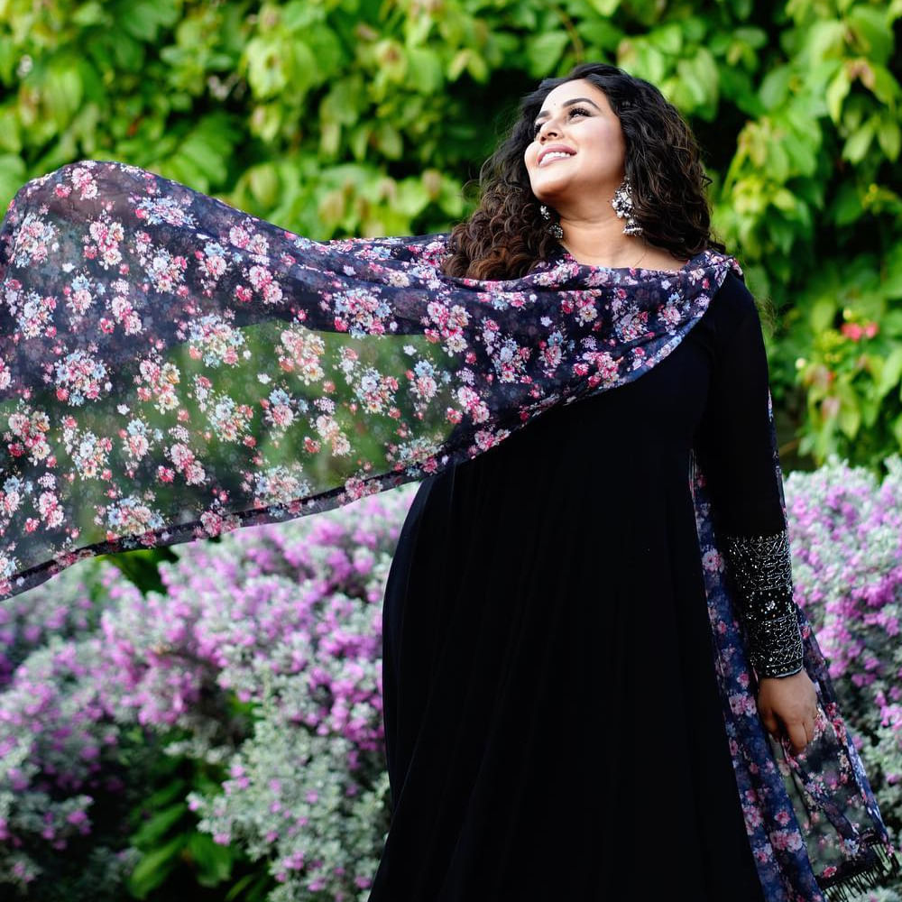 పూర్ణ గురించి ప్రత్యేకంగా చెప్పాల్సిన పనిలేదు. తన అందంచందాలతో కొన్ని సంవత్సరాలుగా తెలుగు వారిని అలరిస్తూనే ఉన్నారు. 