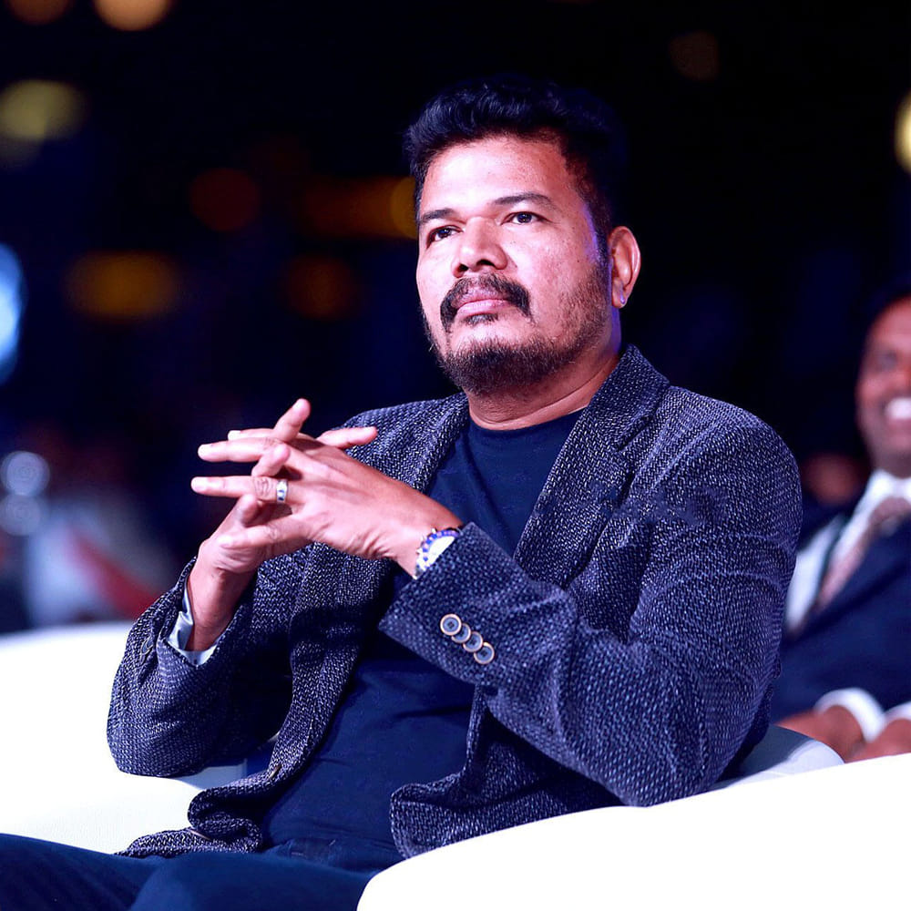 అప్పట్లో రణవీర్‌తో చేయబోయేది రీమేక్‌ కాదన్న టాక్‌ కూడా వినిపించింది. ఓ నవలను సినిమాగా రూపొందించే ప్రయత్నాల్లో ఉన్నారన్న న్యూస్ వైరల్ అయ్యింది. తమిళనాట ఎంతో పాపులర్ అయిన వేల్‌పారీ అనే నవలను రణవీర్ హీరోగా వెండితెర మీదకు తీసుకురాబోతున్నారన్న వార్త ట్రెండ్ అయ్యింది.