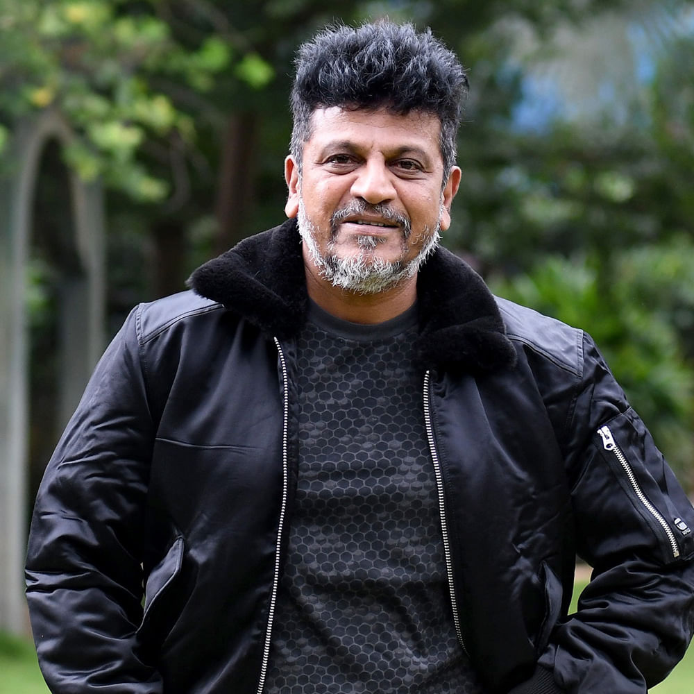 Shivarajkumar: రజనీకాంత్‌, శివరాజ్‌కుమార్‌ నటించిన సినిమా జైలర్‌. ఈ నెల 10న విడుదల కానుంది. రజనీకాంత్‌తో కలిసి పనిచేయడం ఆనందంగా ఉందని  చెప్పారు శివరాజ్‌కుమార్‌. ఆయనతో మాట్లాడితే తన తండ్రితో మాట్లాడినట్టు ఉంటుందని అన్నారు. సినిమాలో తన కేరక్టర్‌ నిడివి 12 నిమిషాలు ఉంటుందని అన్నారు.