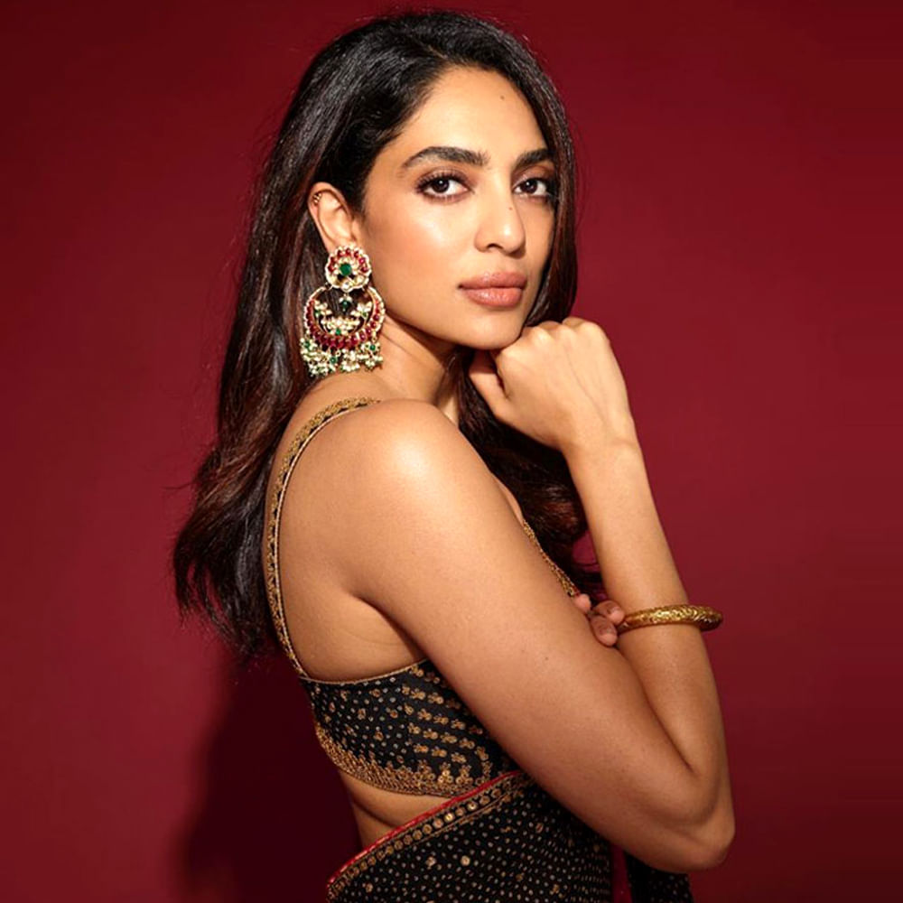 మిస్ ఇండియా క్రౌన్ సాధించి బాలీవుడ్ ఆడియన్స్ను ఎట్రాక్ట్ చేసిన శోభితా ధూళిపాల, వెండితెర మీద అనుకున్న స్థాయి అవకాశాలు సాధించలేకపోతున్నారు.