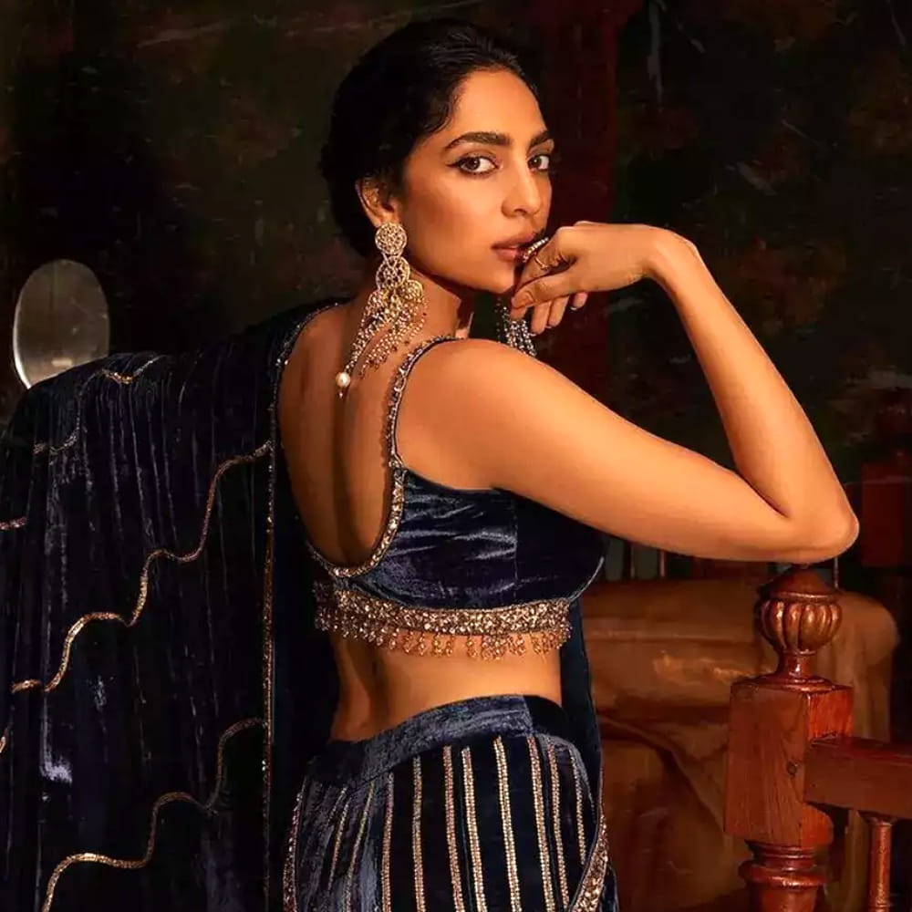 ఇంట్రస్టింగ్ మూవీస్ చేస్తున్నా.. ఫుల్ బిజీ అన్న రేంజ్లో అయితే కెరీర్ సాగటం లేదు. క్యారెక్టర్ సెలక్షన్ విషయంలో మరీ పర్టిక్యులర్గా ఉండటం వల్లే శోభితా బిజీ హీరోయిన్ అనిపించుకోలేకపోతున్నారన్నది బీ టౌన్ టాక్. రెగ్యులర్ హీరోయిన్ రోల్స్ చేసే ఛాన్స్ ఉన్నా.. సంథింగ్ స్పెషల్ ఉంటేనే ఆ క్యారెక్టర్కు గ్రీన్ సిగ్నల్ ఇస్తున్నారు శోభితా.