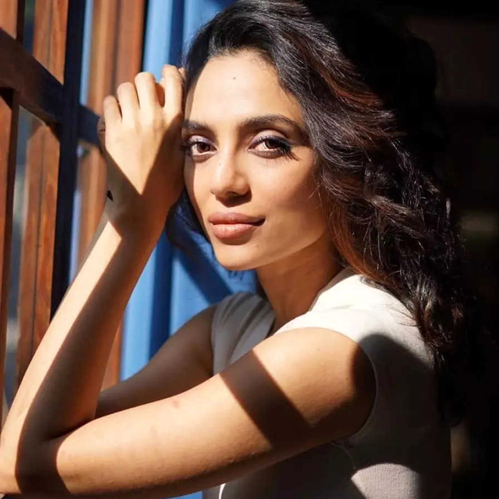 కెరీర్ ఫుల్ ఫామ్లో లేకపోయినా.. సినిమాల సెలక్షన్ విషయంలో మాత్రం పర్టిక్యూలర్గా ఉంటున్నారు కొంత మంది బ్యూటీస్. రాశీ కన్నా వాసి గొప్పది అన్నట్టుగా కంటెంట్ నుంచి క్యారెక్టర్ వరకు అన్నీ పక్కాగా ఒకే అనుకుంటునే సినిమాలకు గ్రీన్ సిగ్నల్ ఇస్తున్నారు. ఎవరా బ్యూటీస్ అనుకుంటున్నారా. సౌత్ నుంచి గ్లామర్ ఇండస్ట్రీలోకి అడుగుపెట్టిన బ్యూటీ శోభితా ధూళిపాల.