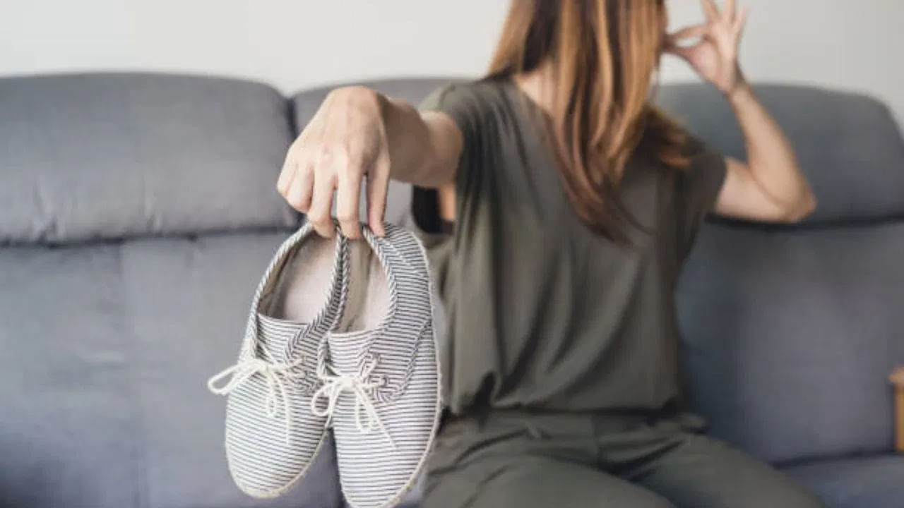 బురద నీటిలో అడుగు పెట్టడం వల్ల బూట్లలో దుర్వాసన వస్తుంటుంది. ఇలాటి సమయంలో కూడా టీ ఆకులు ఉపయోగపడతాయి. టీ పొడిని షూ లోపల ఒక రోజు వదిలివేయండి. దానికి ఒక చుక్క ఏదైన మంచి వాసన వచ్చే నూనె జోడించండి. బూట్ల వాసన మాయమైంది.