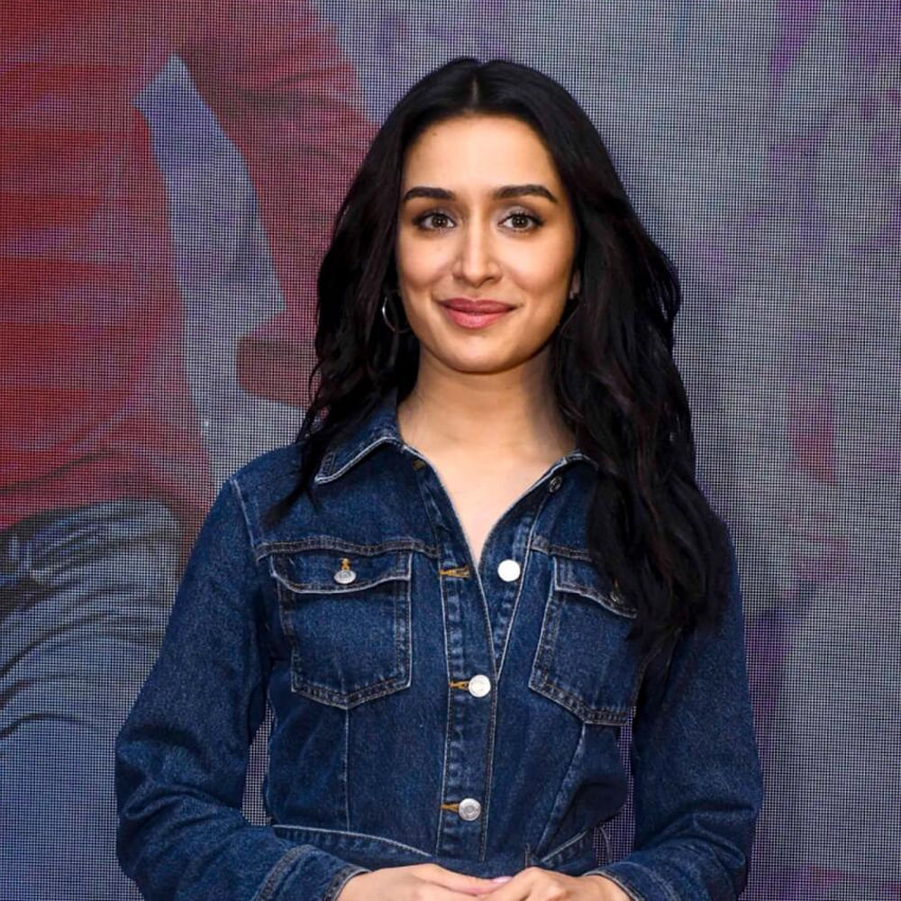  Shraddha Kapoor: నటి శ్రద్ధాకపూర్‌కి ఓ అభిమాని ప్రపోజ్‌ చేశారు. ముంబై ఎయిర్‌పోర్టులో జరిగిన ఈ ఘటనకు సంబంధించిన  వీడియో ఇప్పుడు నెట్టింట వైరల్‌ అవుతోంది. ఎక్కడికెళ్లినా అభిమానులు ఏదో రకంగా మనసులోని ప్రేమను వ్యక్తం చేస్తూనే ఉంటారని, అంత మంది ప్రేమను పొందడం అదృష్టమని అన్నారు సాహో బ్యూటీ.