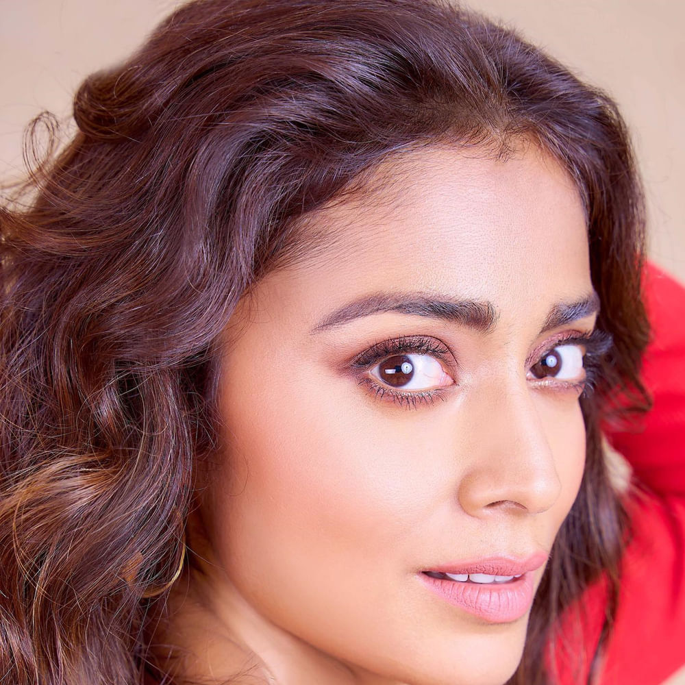 నాగార్జున హీరోగా తెరకెక్కిన ఎమోషనల్ ఫ్యామిలీ ఎంటర్టైనర్ సూపర్ హిట్ కొట్టింది. ఆ వెంటనే బాలకృష్ణ హీరోగా తెరకెక్కిన చెన్నకేశవరెడ్డి మూవీలో శ్రియ నటించారు.ఆ సినిమా కూడా భారీ హిట్ ను అందుకుంది.