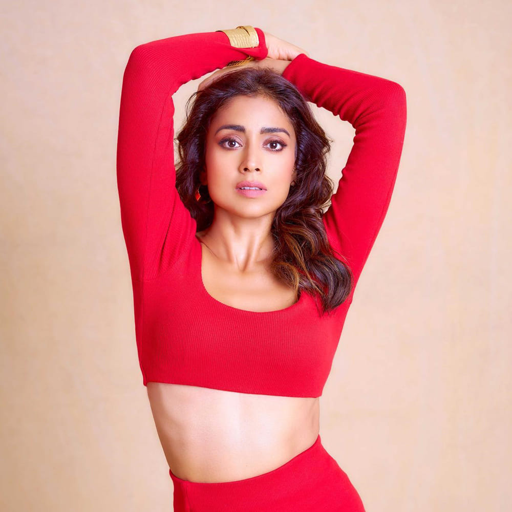 శ్రియ ఒక బిడ్డకు తల్లైన తర్వాత తన మాతృత్వాన్ని ఆస్వాదిస్తోంది. దానికి సంబంధించిన ప్రతి మూమెంట్‌ను ఈమె అభిమానులతో పంచుకుంటోంది. అంతేకాదు ఎప్పటి కపుడు తన బిడ్డకు సంబంధించిన ఫోటోలను సోషల్ మీడియాలో షేర్ చేస్తూ ఉంటోంది.