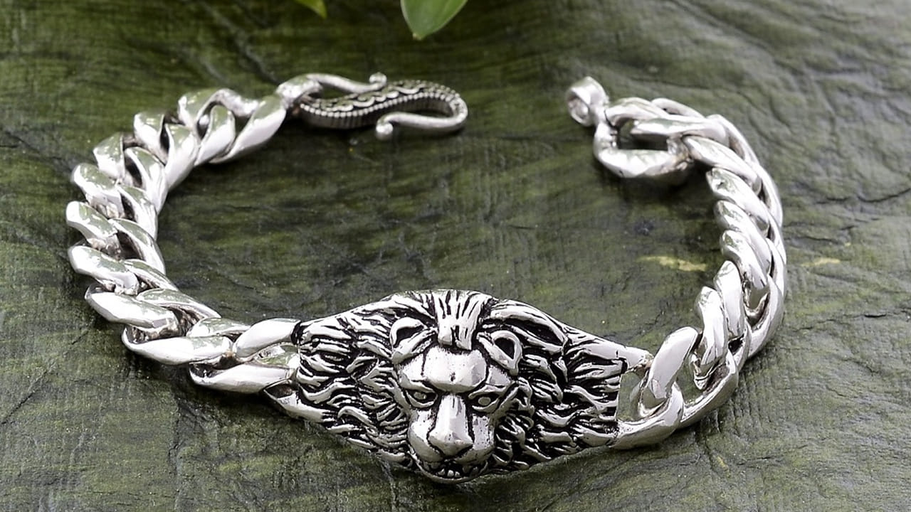  స్నేహితుల దినోత్సవం రోజున మీరు మీ స్నేహితులకు వెండి బ్రాస్‌లెట్, ఏనుగు బొమ్మ, నాణెం ఇవ్వొచ్చు. వెండి వస్తువులు బహుమతిగా ఇవ్వడం వలన ఇరువురిపై లక్ష్మీదేవి అనుగ్రహం ఉంటుంది. తద్వారా ఇద్దరికీ ఆర్థిక లాభం కలుగుతుంది.