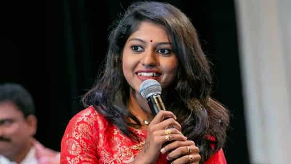Singer Madhu Priya: తెలంగాణ రాజకీయాల్లోకి సింగర్ మధు ప్రియ..! భుజంపై ఎర్ర కుండువాతో హల్చల్..