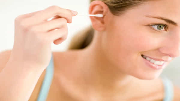 Ears Cleaning: చెవులు శుభ్రం చేసేందుకు ఇయర్బడ్స్ వాడుతున్నారా..? ENT వైద్యులు ఏం చెబుతున్నారంటే..