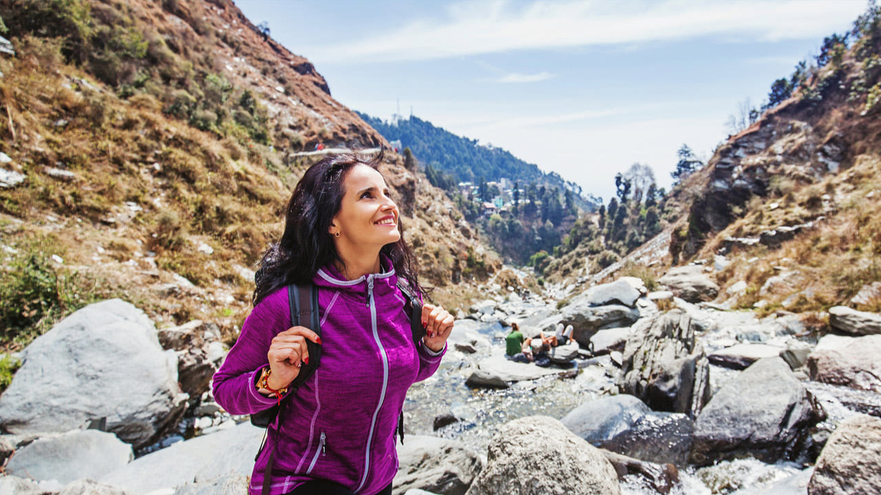 అలాగే సోలో ట్రిప్లో ఎక్కడకు వెళ్లినా డెబిట్, ఐడీ కార్డులను తప్పక మీతోనే తీసుకెళ్లండి. ఇంకా లిక్విడ్ క్యాష్ని తీసుకెళ్లడం మర్చిపోకండి. అన్ని ప్రదేశాల్లో యూపీఐ సేవలు లేదా ఇంటర్నెట్ సేవలు అందుబాటులో ఉంటాయని భావించకండి.